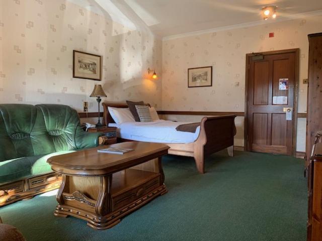 St Mary'S Hotel Golf & Country Club Pencoed Экстерьер фото